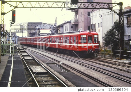 1981 年 11 月 15 日，舊 1000 系列 1068-1065 抵達京急線鮫津站，高架施工已開始 120366304