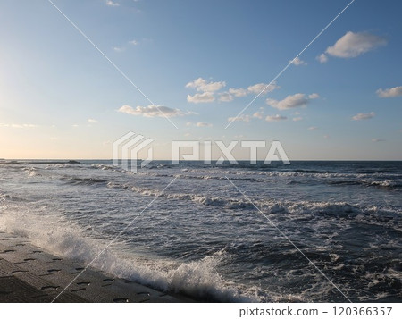 藍天和洶湧的波浪 120366357