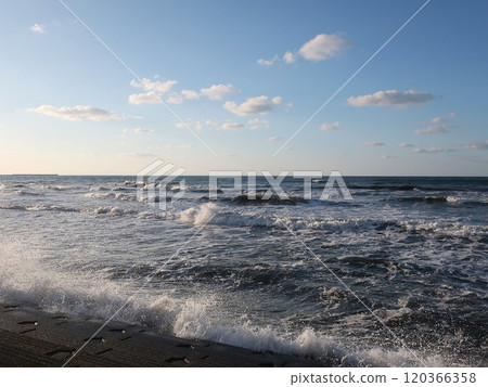 藍天和洶湧的波浪 藍天和洶湧的波浪 120366358