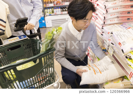 A couple buying rice at a supermarket 120366966