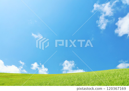 清爽的夏日藍天和清新的綠色草甸景觀 清爽的夏日藍天和清新的綠色草甸景觀 120367169