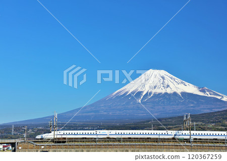 靜岡縣、富士山和藍天下的新幹線 120367259