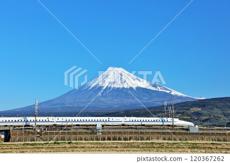 靜岡縣、富士山和藍天下的新幹線 120367262