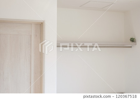 Closet without doors 120367518