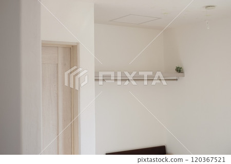 Closet without doors 120367521