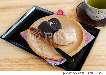 Bean-jam rice cakes to accompany tea 120368359