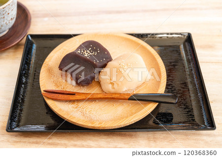 Bean-jam rice cakes to accompany tea 120368360