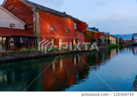 Otaru Canal at dusk as the lights start to come on Otaru Canal at dusk as the lights start to come on 120369734