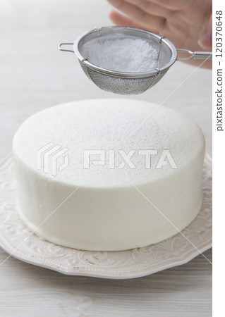 Cake decoration: Powdered sugar Cake decoration: Powdered sugar 120370648