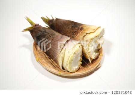 竹漏勺上的新鮮竹筍 竹漏勺上的新鮮竹筍 120371048