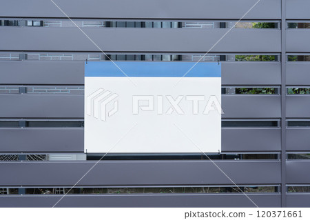 金屬柵欄和白色資訊板 金屬柵欄和白色資訊板 120371661