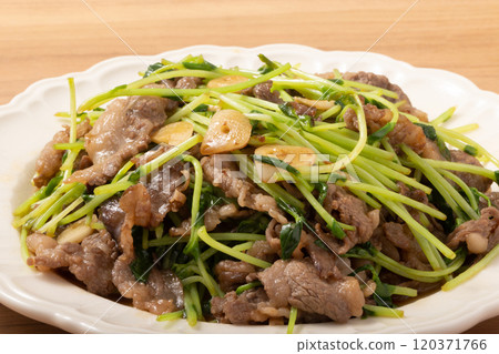 Fried pea sprouts and beef with garlic 120371766