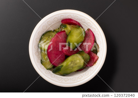 Lightly pickled cucumber and red turnip 120372040