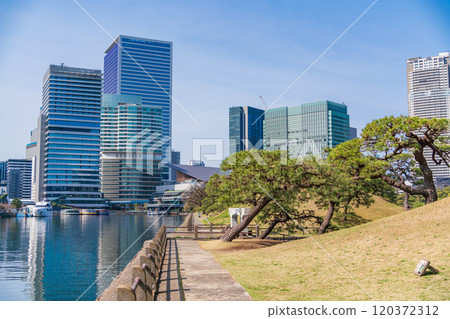 [東京] 東京的寧靜空間、濱離宮恩賜庭園的新綠、高樓 120372312