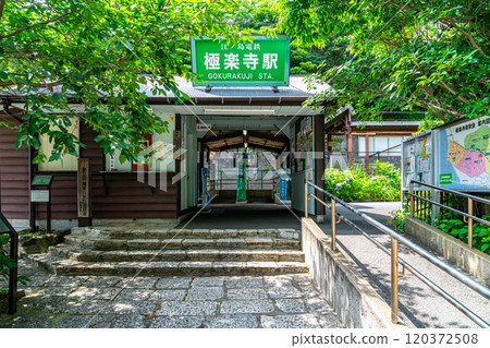 [神奈川縣] 鎌倉的極樂寺站，周圍綠意盎然 120372508