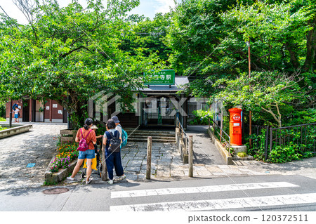 [神奈川縣] 鎌倉的極樂寺站，周圍綠意盎然 120372511