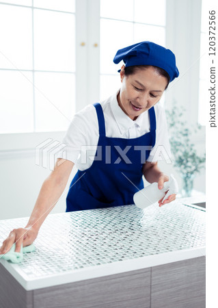 打掃廚房的高級女管家 120372566