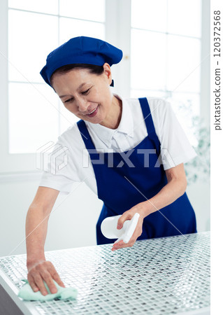 打掃廚房的高級女管家 120372568