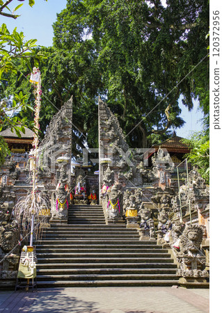 烏布普拉達姆 (Pradaram Ubud) 兩旁排列著峇裡島獨特的分門和雕像。 120372956