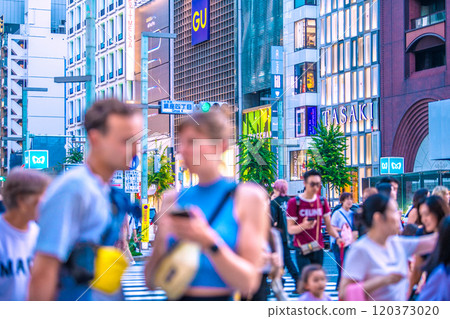 日本東京城市景觀 入境旅遊復興...就像在異國他鄉...銀座擠滿了外國遊客。看我的智慧型手機 = 3 天 120373020
