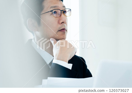 看材料的商人 120373027