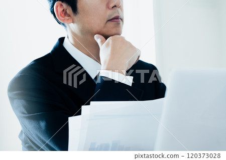 看材料的商人 120373028