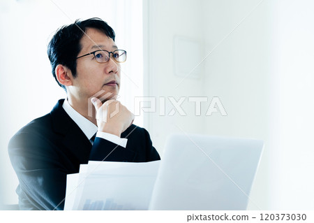 看材料的商人 120373030