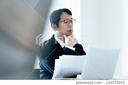 看材料的商人 120373033