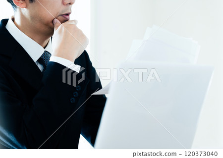 看材料的商人 120373040