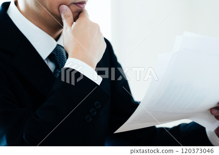 看材料的商人 120373046