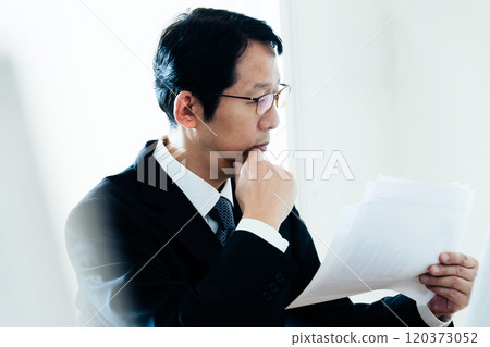 看材料的商人 120373052