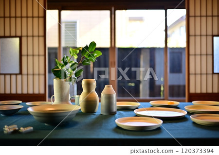 日式房間裡擺放的餐具 日式房間裡擺放的餐具 120373394