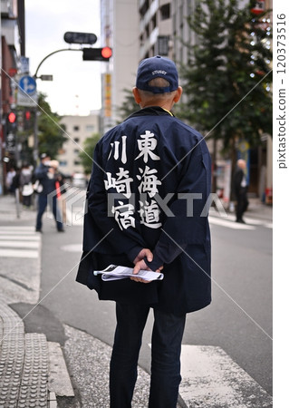 老人站在路上 老人站在路上 120373516