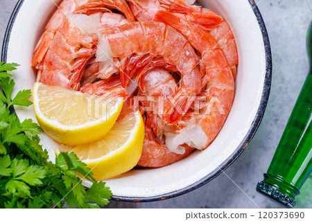 Fresh raw shrimps, accompanied by sprigs of fresh parsley and juicy lemon 120373690
