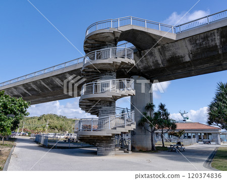 Aka Bridge connects Aka Island and Geruma Island in the Kerama Islands, Okinawa Prefecture 120374836
