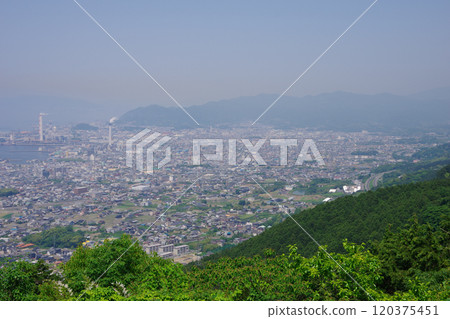 從愛媛郡四國中央市郡上展望台眺望川之江街景 從愛媛郡四國中央市郡上展望台眺望川之江街景 120375451