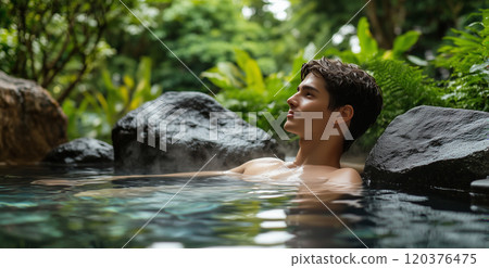 旅遊形象：一個男人在露天浴池放鬆 120376475