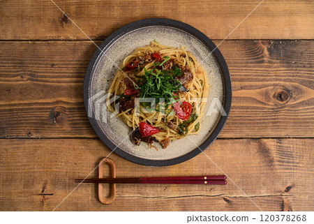 日式義大利麵配蘿蔔葉、千裡面和同名蘑菇 日式義大利麵配蘿蔔葉、千裡面和同名蘑菇 120378268