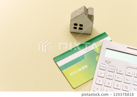 計算機、銀行存摺和微型房子 計算機、銀行存摺和微型房子 120378818