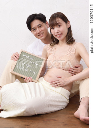 一位年輕的孕婦和她的丈夫擁抱 120379145