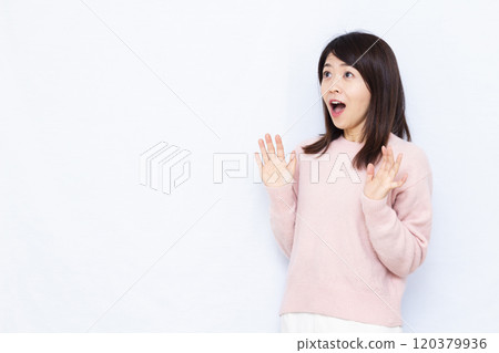 一個帶著微笑的驚訝的女人 120379936