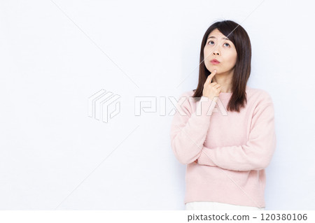 A woman who is seriously worried 120380106