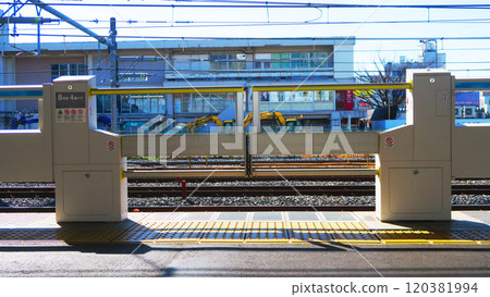 A view of the platform doors (screen doors) at a station 120381994