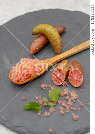 黑盤和湯匙上的手指石灰。 120382135