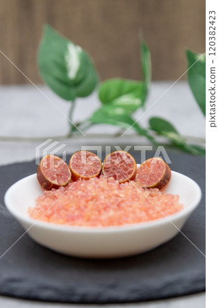 小白盤中的一堆手指酸橙果肉。 120382423