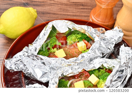 Note: This is uncooked before cooking. Western-style salmon baked in foil, Western-style salmon baked in foil. Note: This is uncooked before cooking. Western-style salmon baked in foil, Western-style salmon baked in foil. 120383200