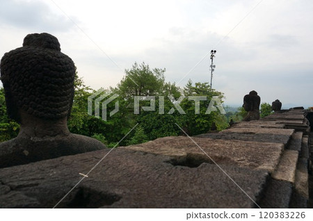 婆羅浮屠遺址、真人大小的佛像及其風景[印尼日惹] 120383226
