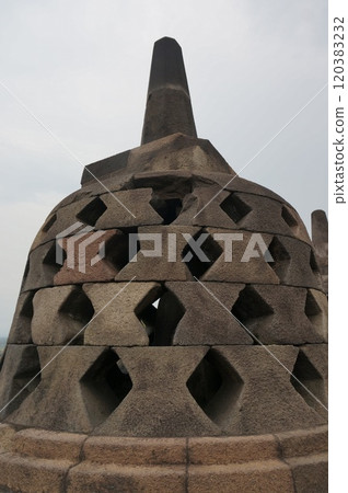 婆羅浮屠遺址，圓形平台上的佛塔[印尼日惹] 120383232