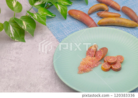 手指酸橙盛在藍色盤子上，是手指酸橙和果肉顆粒的橫截面。 120383336