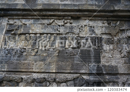 婆羅浮屠遺址，第一個走廊浮雕/戒指被授予耶輸陀羅女孩 [印尼日惹] 120383474